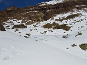 35 Laghetto di Pietra Quadra (2116 m) ancora coperto di neve